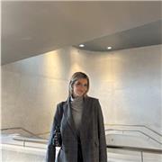 Apasionada , ambiciosa , alegre, proactiva. Doy clases a alumnos de primaria .